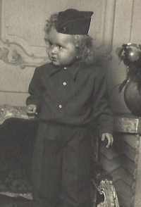 Mladana Joklová in the uniform of a US Army soldier (1946)