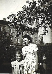 Mladana Joklová v květovaných šatech z balíčku (1946)