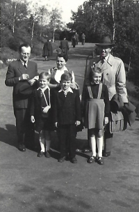 Mladana Joklová (right) with her parents and family of fellow prisoner Zdeněk Bárta