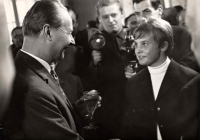 Milena Duchková s Alexanderem Dubčekem na Pražském hradě po návratu z OH v Mexiku 1968
