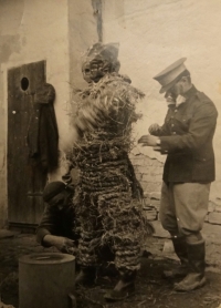Příprava na vodění medvěda o masopustu, Bílany, asi 1970