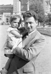 Eva Lustigová s tatínkem Arnoštem Lustigem, rok 1958