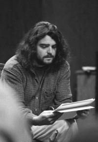 Ivo Hucl v klubu Divadla v Chebu, čtení vlastních textů, rok 1990, dosud vydal pět básnických sbírek a dvě knihy esejů, jeho kniha krátkých lyrických textů Prach prázdna byla nominována na Státní cenu za literaturu