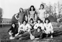 Ve Štěnovicích, fotbalový klub FC Pivo 1979, Ivo Hucl první zleva sedící na zemi
