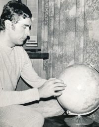 Jiří Daler s glóbusem, který vyhrál ve Švédsku, 2. pol. 60. let (foto Vilém Kratochvíl)