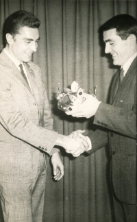 Jiří Daler (vlevo) přejímá od Pavla Doležela z cyklistického svazu ocenění Král cyklistiky, 1966