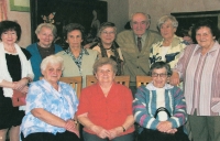 František Toulec (v druhé řadě třetí zprava) na srazu spolužáků z obecné školy v Hostivaři, 2018