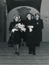 Svatební fotografie rodičů, 1948