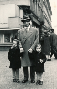 S otcem a bratrem, 1954 