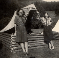 Olga Vetešníková s kamarádkou Stáňou Polákovou v roce 1948 na posledním skautském táboře před zákazem skautingu. Planá, Michalovy hory. 