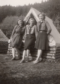 Na posledním skautském táboře v roce 1948 před zákazem, v Plané, se Stáňou Polákovou a Květou Štraubovou.