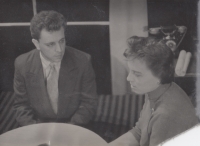 Olga Vetešníková ve hře Majitelé klíčů s Oldou Říhou, 1962