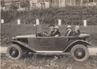 Irena Freundová's parents in a car