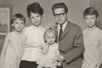 Josef Sokol s manželkou a dcerami, 1969