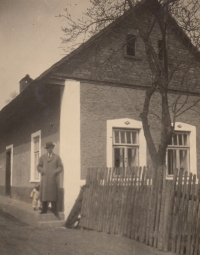 Rodný dům Josefa Sokola, na snímku údajně malý Josef s otcem, 1949