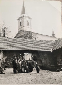 Dvůr Sehnalových, František s rodiči, 1988