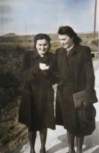 Jarmila (vlevo) se sestrou Věrou; 1938