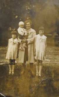 Jarmila Slabyhoudová (vlevo) s maminkou a sourozenci; 1932