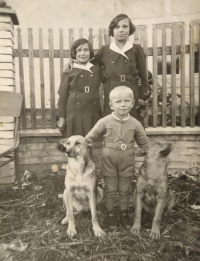 The Kettner siblings on Chloumek, Jarmila is on the left; 1933
