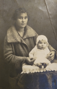 Jarmila s maminkou; 1923