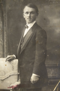 Tatínek Josef Kettner ještě jako svobodný mládenec; asi 1919