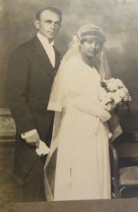 Svatba Jarmiliných rodičů; 1920