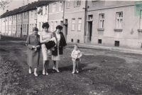 Irena Freundová s matkou Vlastou, sestrou a neteří Zuzanou v Kroměříži před jejich domem