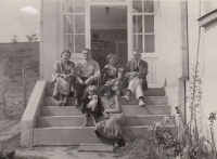 Rodina Ireny Freundové před domem ve Slušovicích