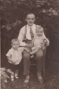Johann Husch se svými dvěma dětmi Richardem a Ilonou