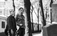  S čínskou disidentkou Liou Sia u hrobu Franze Kafky v Praze, krátce po jejím propuštění z domácího vězení v Pekingu v roce 2018, Lia je fotografka, spisovatelka, čínská disidentka a vdova po laureátovi Nobelovy ceny míru Liou Siao-povi, foto Alžběta Huclová