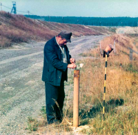 Měření hladiny vody v kontrolních vrtech na odkališti K I