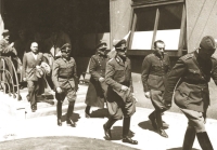 Po podpisu německé kapitulace v Praze. Vede je plukovník Zdeněk Vltavský