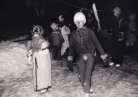 Hana Puchová (right) ice-scating in 1980