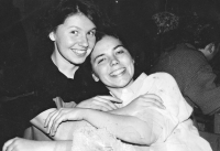 Hana Puchová (vpravo) s malířkou Elli Tiliu, 1989
