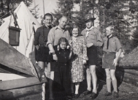 Rodina ve skautském úboru, Tatry 1947