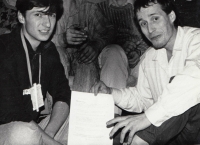 Sepisování požadavků OF. Josef Mevald ve svém bytě se studenty 1989