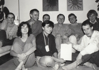 Sepisování požadavků OF. Josef Mevald ve svém bytě se studenty 1989