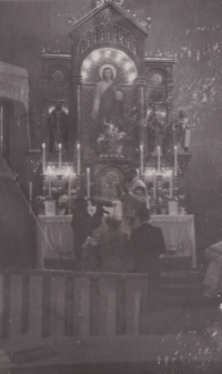 Fotografie ze svatby Karla Miláčka. Nejspíše je oddával bratranec, kanovník a farář Josef Bělohradský