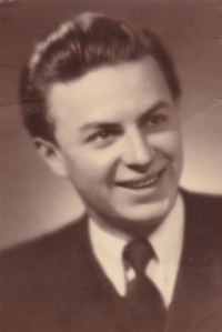 Ze zadní strany fotografie je napsáno: U příležitosti mejdanu o fyzice věnuje Standa / 26. 5. 1949 