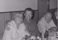 Karel Miláček na třídním srazu s Blankou Klementovou a Karlem Pávkem