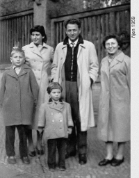 Eva Lustigová s rodiči, bratrem a babičkou