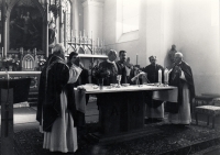 Biřmování M.Trégla, páter Herman Frič (třetí zleva)
