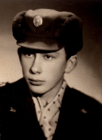 Jan Zima v lesnické uniformě během studia na lesnické škole (60. léta 20. století)