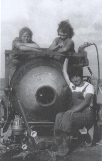 Magda (dole) jako studentka VŠ na brigádě, 1964