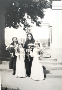 Pamätníčka (vpravo) pri príprave detí na prvé sväté prijímanie, rok nešpecifikovaný, no pred 1989