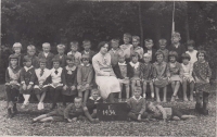 Irena Freundová in a school photo in the first grade in 1934