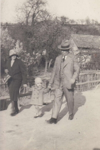 Irena Freundová with her parents