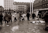 Úklid papírové zdi před sídlem Národního výboru po ukončení demonstrace, foto Miloš Hofman, konec roku 1989