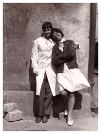 Na kasárenském dvoře velitelství se zdravotní sestrou Alenou, kterou Miroslav Kučera při srpnových událostech 1969 odvážel z Národní třídy zpět na velitelství PS jako prvního pacienta, protože dostala v sanitce panický záchvat z událostí, které se děly