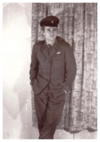 Miroslav Kučera byl na vojně označen za politicky nespolehlivého, proto mu nebyly zvyšovány hodnosti a zůstal vojínem